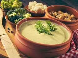 Зеленчукова крем супа с броколи, карфиол, моркови, заквасена сметана и крутони - снимка на рецептата Зеленчукова крем супа с броколи, карфиол, моркови, заквасена сметана и крутони - снимка на рецептата
